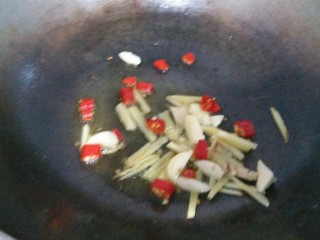 9、香辣花甲,锅内放入适量油，生姜 大蒜 辣椒一起爆香