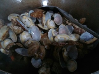 10、香辣花甲,加入花甲爆炒