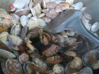 11、香辣花甲,五分钟后加入盐 生抽 耗油