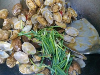 13、香辣花甲,加入花甲内，快收汁时加入切的葱段，炒均匀即可