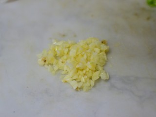 2、重庆小面,切蒜末