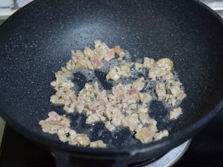 4、重庆小面,锅中放少许油，油六成热，加入肉末翻炒至断生