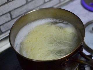 11、重庆小面,煮面条