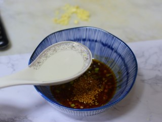 12、重庆小面,浆面条汤，放入碗中，在将煮熟的面条放入碗中。