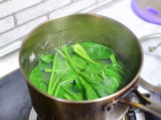 13、重庆小面,有面条汤煮一下菠菜，然后把菠菜也放入碗中。