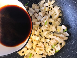 14、糖醋藕丁,淋上酱汁