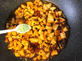 15、糖醋藕丁,加少许鸡精，翻炒至入味大火收汁。