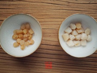 1、承味东北酸菜排骨汤,将干贝和干虾清水泡发