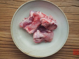 2、承味东北酸菜排骨汤,棒骨切开