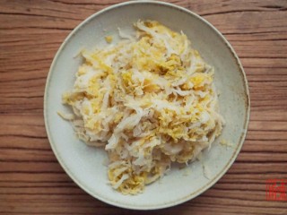 3、承味东北酸菜排骨汤,酸菜切丝准备好