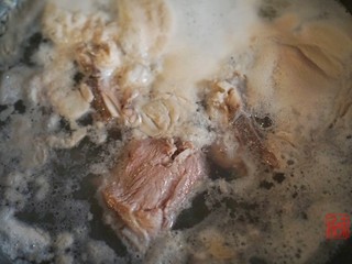 4、承味东北酸菜排骨汤,棒骨焯好