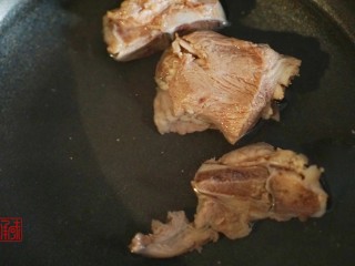 5、承味东北酸菜排骨汤,换上清水，放入焯好的棒骨，煮开后转至中火慢慢炖煮