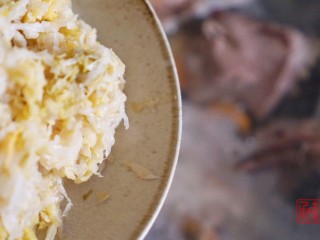 7、承味东北酸菜排骨汤,然后加入酸菜，盖上锅盖，小火炖煮20分钟