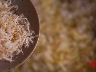 8、承味东北酸菜排骨汤,最后加入一点虾米，关火即可