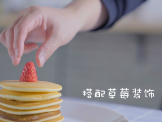 10、快速做铜锣烧（美式松饼）,配上草莓装饰，撒糖粉淋蜂蜜