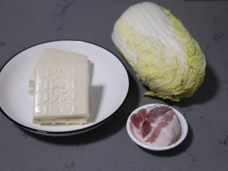 1、白菜豆腐汤,材料准备好