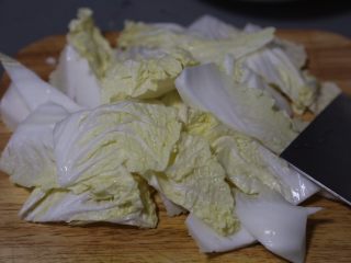 3、白菜豆腐汤,然后切成小段