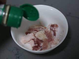 5、白菜豆腐汤,放入一点点料酒和胡椒粉