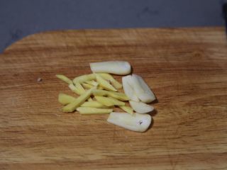 7、白菜豆腐汤,姜切丝，蒜切片