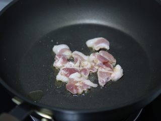 9、白菜豆腐汤,锅里烧热油，下五花肉片