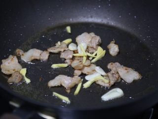 11、白菜豆腐汤,加入姜蒜翻炒出香味