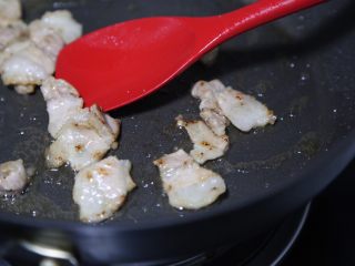 10、白菜豆腐汤,翻炒至五花肉出油微焦