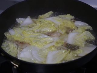 14、白菜豆腐汤,倒入水大火煮开