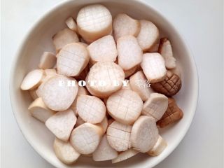 2、蚝油杏鲍菇,杏鲍菇切厚片；