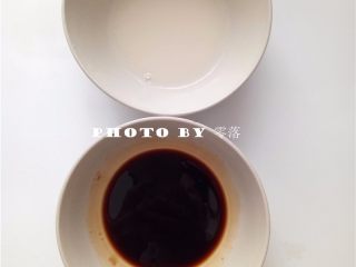 5、蚝油杏鲍菇,取一个空碗，调入适量蚝油、生抽、老抽、盐、糖，搅拌均匀；另取一个空碗，调入适量红薯淀粉、清水，搅拌均匀；