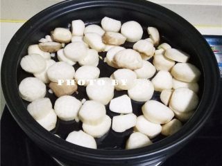 8、蚝油杏鲍菇,放入杏鲍菇；