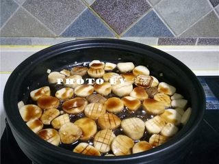 11、蚝油杏鲍菇,杏鲍菇煎至变黄后，淋入蚝油混合物；