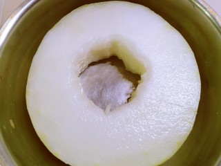 2、冬瓜肉丸汤,冬瓜去皮去瓤