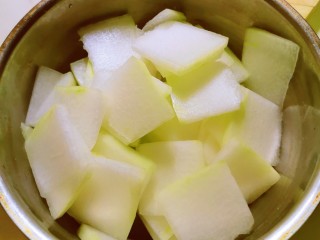 3、冬瓜肉丸汤,从中间断开 切厚片