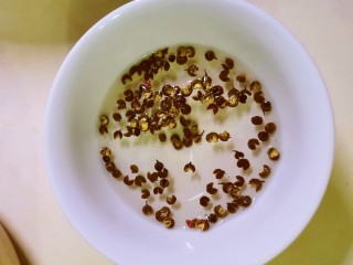 4、冬瓜肉丸汤,花椒放入碗里 冲入开水