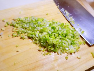 5、冬瓜肉丸汤,葱姜切碎