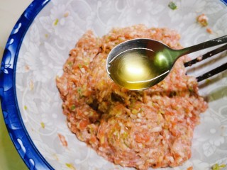 8、冬瓜肉丸汤,边搅打边淋入花椒水 