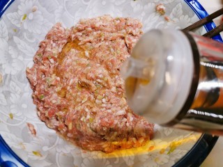 9、冬瓜肉丸汤,放入芝麻油增香