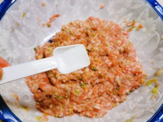 10、冬瓜肉丸汤,放入盐调整味道