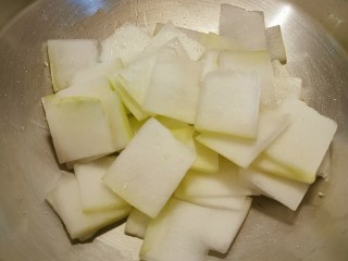 12、冬瓜肉丸汤,放入冬瓜片 翻炒