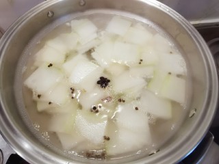 13、冬瓜肉丸汤,加入清水 大火煮开