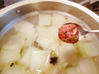 14、冬瓜肉丸汤,放入肉丸 借助勺子  取一份肉糜整形成肉丸状