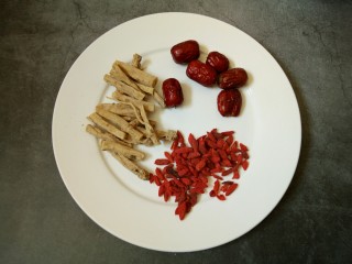 2、滋补鸽子汤, 准备红枣，枸杞，红枣适量，也可以加上黄芪等药材都不错。。。