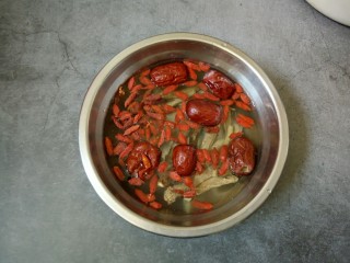 6、滋补鸽子汤,红枣，枸杞，党参用水清洗干净