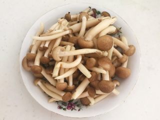 1、杂蔬火腿羊汤,把蟹味菇清洗干净，沥干水份