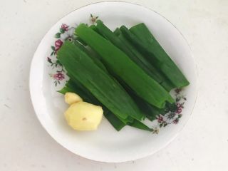 2、杂蔬火腿羊汤,把葱叶和鲜姜清洗干净