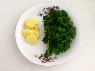 3、杂蔬火腿羊汤,切葱花和姜片