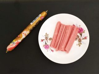 8、杂蔬火腿羊汤,把火腿肠切成小条