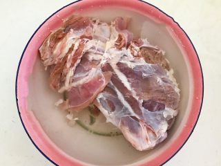 9、杂蔬火腿羊汤,羊腿清洗干净后用冷水浸泡1个小时，把羊腿里面的瘀血泡出来，每隔20分钟换一次水