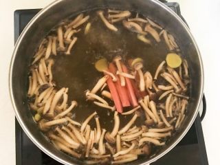 18、杂蔬火腿羊汤,加入火腿，煮5分钟