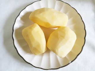 1、好吃到哭的凉拌狼牙土豆,食材：土豆3个，辣椒酱1勺，生抽2勺，香油1勺，鸡精1勺，剁辣椒一勺，香葱1根，大蒜4瓣，白芝麻1勺。